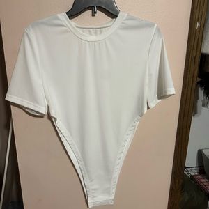 White crop top w long middle part